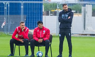 Arminia Bielefelds neuer Cheftrainer Mitch Kniat (r.) und seine Assistenten Daniel Jara Cortina (M.) und Oliver Döking verfolgen die 0:3-Niederlage im Testspiel gegen Lippstadt. - Andreas Zobe Arminia Bielefelds neuer Cheftrainer Mitch Kniat (r.) und seine Assistenten Daniel Jara Cortina (M.) und Oliver Döking verfolgen die 0:3-Niederlage im Testspiel gegen Lippstadt. - Andreas Zobe