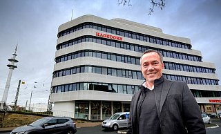 Thomas Hagedorn, Gründer und Inhaber der Gütersloher Hagedorn-Unternehmensgruppe, vor dem Schüttflix Tower am Langen Weg. - Andreas Frücht Thomas Hagedorn, Gründer und Inhaber der Gütersloher Hagedorn-Unternehmensgruppe, vor dem Schüttflix Tower am Langen Weg. - Andreas Frücht