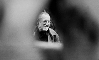 Literaturwissenschaftler Jörg Drews im Bielefelder Kunsthallenpark im Jahr 2002. - Veit Mette Literaturwissenschaftler Jörg Drews im Bielefelder Kunsthallenpark im Jahr 2002. - Veit Mette