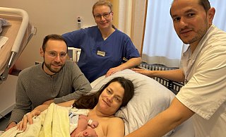 Freuen sich über das 600. Baby im Mathilden Hospital in diesem Jahr: Thies (links) und Lilli Witt mit ihrer Neugeborenen Tochter Ava Eliana, Hebamme Karen Lippold-Othen (hinten) und Chefarzt Abdelaziz Owidh (rechts). - Mathilden-Hospital Freuen sich über das 600. Baby im Mathilden Hospital in diesem Jahr: Thies (links) und Lilli Witt mit ihrer Neugeborenen Tochter Ava Eliana, Hebamme Karen Lippold-Othen (hinten) und Chefarzt Abdelaziz Owidh (rechts). - Mathilden-Hospital