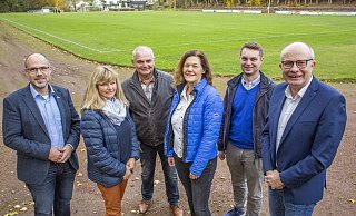 Bürgermeister Christian Carl, Klaudia Loer (TuS Bad Wünnnenberg), der Stadtsportverbandsvorsitzende BurkhardFingerhut, Sabine Willeke (Vorsitzende Sportausschuss), Kevin Gniosdorz (CDU-Fraktionsvorsitzender) und Bernhard Hoppe-Biermeyer (MdL) freuen sich über die Förderzusage. - Matteo Carozzi Bürgermeister Christian Carl, Klaudia Loer (TuS Bad Wünnnenberg), der Stadtsportverbandsvorsitzende BurkhardFingerhut, Sabine Willeke (Vorsitzende Sportausschuss), Kevin Gniosdorz (CDU-Fraktionsvorsitzender) und Bernhard Hoppe-Biermeyer (MdL) freuen sich über die Förderzusage. - Matteo Carozzi