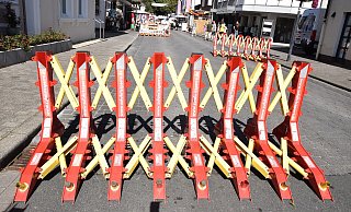 Diese Pitagone genannten mobilen Fahrzeugsperren sollen Autofahrer von der Fahrt zur Hauptstraße abhalten. - Karin Prignitz Diese Pitagone genannten mobilen Fahrzeugsperren sollen Autofahrer von der Fahrt zur Hauptstraße abhalten. - Karin Prignitz