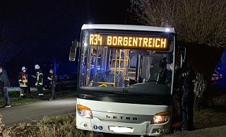 Der Busfahrer hatte die Kontrolle über das Fahrzeug verloren und war in einen Graben gefahren. - Feuerwehr Borgentreich Der Busfahrer hatte die Kontrolle über das Fahrzeug verloren und war in einen Graben gefahren. - Feuerwehr Borgentreich