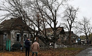 Menschen stehen vor zerstörten Wohnhäusern in Pokrowsk. - Andriy Andriyenko/AP/dpa Menschen stehen vor zerstörten Wohnhäusern in Pokrowsk. - Andriy Andriyenko/AP/dpa