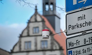 An der Kreuzstraße misst der Passivsammler an einem Parkschild. Im Hintergrund das Landgericht. - Foto: Andreas Zobe/NW An der Kreuzstraße misst der Passivsammler an einem Parkschild. Im Hintergrund das Landgericht. - Foto: Andreas Zobe/NW