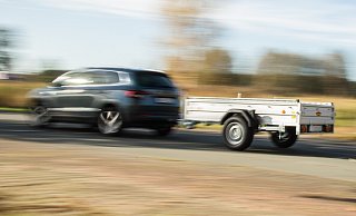 Von einem solchen Anhänger soll der Splitt auf der A30 heruntergeweht worden sein und das nachfolgende Fahrzeug des Zeugen beschädigt haben. - picture alliance / dpa-tmn Von einem solchen Anhänger soll der Splitt auf der A30 heruntergeweht worden sein und das nachfolgende Fahrzeug des Zeugen beschädigt haben. - picture alliance / dpa-tmn