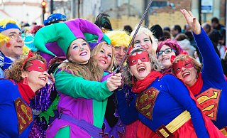Besonders im Rheinland feiern Menschen mit bunten Kostümen den bekannten Straßenkarneval. - Symbolbild: Unsplash Besonders im Rheinland feiern Menschen mit bunten Kostümen den bekannten Straßenkarneval. - Symbolbild: Unsplash