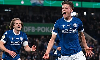 Maximilian Großer (r.) hat den DSC Arminia mit seinem Tor zum 2:1 gegen Bayer Leverkusen ins DFB-Pokalfinale geschossen. Mit ihm jubelt Kapitän Mael Corboz. - Teresa Kroeger Maximilian Großer (r.) hat den DSC Arminia mit seinem Tor zum 2:1 gegen Bayer Leverkusen ins DFB-Pokalfinale geschossen. Mit ihm jubelt Kapitän Mael Corboz. - Teresa Kroeger