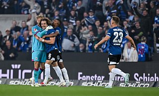 DSC-Kapitän Mael Corboz freut sich gemeinsam mit Torwart Jonas Kersken über das Kopfballtor zur Arminia-Führung gegen den 1. FC Magdeburg. - Teresa Kroeger DSC-Kapitän Mael Corboz freut sich gemeinsam mit Torwart Jonas Kersken über das Kopfballtor zur Arminia-Führung gegen den 1. FC Magdeburg. - Teresa Kroeger