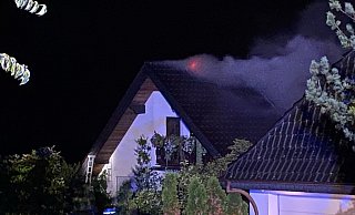 An der Cranachstraße ist genau zu erkennen, wo der Blitz ins Dach eingeschlagen haben muss. Hier sind bereits offene Flammen zu erkennen. - Christian Mathiesen An der Cranachstraße ist genau zu erkennen, wo der Blitz ins Dach eingeschlagen haben muss. Hier sind bereits offene Flammen zu erkennen. - Christian Mathiesen