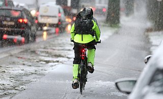 An Aschermittwoch müssen sich die Menschen in Nordrhein-Westfalen auf Glätte und Schnee einstellen. - picture alliance/dpa An Aschermittwoch müssen sich die Menschen in Nordrhein-Westfalen auf Glätte und Schnee einstellen. - picture alliance/dpa