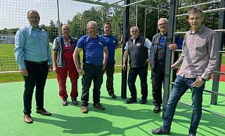 Bürgermeister Christian Carl (l.) und der Projektverantwortliche Peter Scharfen (r.) danken den engagierten Ehrenamtlichen Erwin Hesse, Karl Heinz Hermann, Peter Seifert, Burkhard Fingerhut und Annobert Risse für die vielen Stunden Eigenleistung, die entscheidend zur Neugestaltung beigetragen haben. - Stadt Bad Wünnenberg Bürgermeister Christian Carl (l.) und der Projektverantwortliche Peter Scharfen (r.) danken den engagierten Ehrenamtlichen Erwin Hesse, Karl Heinz Hermann, Peter Seifert, Burkhard Fingerhut und Annobert Risse für die vielen Stunden Eigenleistung, die entscheidend zur Neugestaltung beigetragen haben. - Stadt Bad Wünnenberg