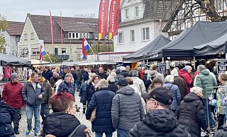 Schon kurz nach Eröffnung des Hollandmarktes herrschte schon reger Andrang. - Carola Drabon Schon kurz nach Eröffnung des Hollandmarktes herrschte schon reger Andrang. - Carola Drabon
