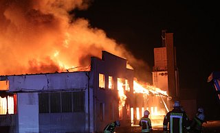 Ein Großbrand vernichtete jüngst eine weitläufige Fabrik an der Hombergstraße. Die Feuerwehr war mit einem Großaufgebot vor Ort. - Frank-Michael Kiel-Steinkamp Ein Großbrand vernichtete jüngst eine weitläufige Fabrik an der Hombergstraße. Die Feuerwehr war mit einem Großaufgebot vor Ort. - Frank-Michael Kiel-Steinkamp