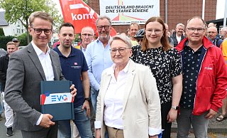 Carsten Linnemann (Paderborner Bundestagsabgeordneter und CDU-Generalsekretär/v. l.) erhält von Sabine Kauer (Eisenbahn- und Verkehrsgewerkschaft/3. v. r.) die Listen mit den Unterschriften. Mit (v. l.) Christian Benthe (Betriebsratsvorsitzender Werk Paderborn), Ulrich Koch (EVG), Andreas Steins (tellvertretender Gesamtbetriebsratsvorsitzender), Clea Stille (Regionsgeschäftsführerin DGB OWL) und Thomas Aulbur (DBG) hoffen sie auf eine Fortführung des Werks. - Holger Kosbab Carsten Linnemann (Paderborner Bundestagsabgeordneter und CDU-Generalsekretär/v. l.) erhält von Sabine Kauer (Eisenbahn- und Verkehrsgewerkschaft/3. v. r.) die Listen mit den Unterschriften. Mit (v. l.) Christian Benthe (Betriebsratsvorsitzender Werk Paderborn), Ulrich Koch (EVG), Andreas Steins (tellvertretender Gesamtbetriebsratsvorsitzender), Clea Stille (Regionsgeschäftsführerin DGB OWL) und Thomas Aulbur (DBG) hoffen sie auf eine Fortführung des Werks. - Holger Kosbab