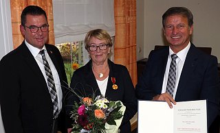 Lob, Dank und Anerkennung sprachen Landrat Michael Stickeln (r.) und Bürgermeister Carsten Torke (l.) Irmgard Gemke für ihr langjähriges, vorbildliches und ehrenamtliches Engagement aus. - Josef Köhne Lob, Dank und Anerkennung sprachen Landrat Michael Stickeln (r.) und Bürgermeister Carsten Torke (l.) Irmgard Gemke für ihr langjähriges, vorbildliches und ehrenamtliches Engagement aus. - Josef Köhne