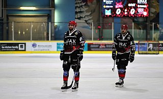 Herbe Enttäuschung: Die Herforder um Sebastian Christmann (l.) und Gleb Berezovskij zogen im Derby gegen die Hammer Eisbären erneut den Kürzeren. - Yvonne Gottschlich Herbe Enttäuschung: Die Herforder um Sebastian Christmann (l.) und Gleb Berezovskij zogen im Derby gegen die Hammer Eisbären erneut den Kürzeren. - Yvonne Gottschlich