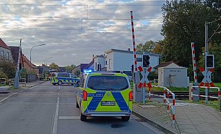 Die Polizei ist am Bahnübergang Parkstraße in Bünde im Einsatz. - Claus Frickemeier Die Polizei ist am Bahnübergang Parkstraße in Bünde im Einsatz. - Claus Frickemeier