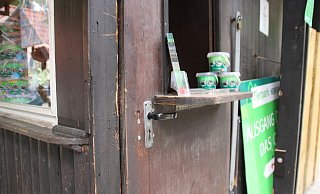 Die Einbrecher hebelten schon bei einem der letzten Einbrüche die Tür des Kiosks und Kassenhäuschens im Tierpark Herford auf. - (Archivbild): Elena Ahler Die Einbrecher hebelten schon bei einem der letzten Einbrüche die Tür des Kiosks und Kassenhäuschens im Tierpark Herford auf. - (Archivbild): Elena Ahler