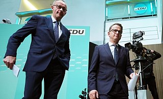 Friedrich Merz (l.) soll Carsten Linnemann ein Ministeramt angeboten haben. Der Paderborner möchte aber CDU-Generalsekretär bleiben. - Marcus Brandt/dpa Friedrich Merz (l.) soll Carsten Linnemann ein Ministeramt angeboten haben. Der Paderborner möchte aber CDU-Generalsekretär bleiben. - Marcus Brandt/dpa
