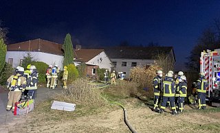 Über 70 Feuerwehrleute waren stundenlang mit einem Kellerbrand in Barkhausen beschäftigt. - Feuerwehr Büren Über 70 Feuerwehrleute waren stundenlang mit einem Kellerbrand in Barkhausen beschäftigt. - Feuerwehr Büren
