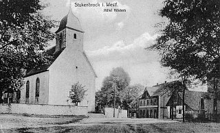 Rechts am Bildrand, vor Kösters Scheune, stand an der Kirchschule das Denkmal für die Straßenerbauung. - Potthoff Rechts am Bildrand, vor Kösters Scheune, stand an der Kirchschule das Denkmal für die Straßenerbauung. - Potthoff