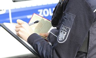 Zoll, Ordnungsamt, Polizei und Vertreter der Handwerkskammer haben zwölf Bielefelder Friseurbetriebe kontrolliert. - Symbolfoto: Zoll Zoll, Ordnungsamt, Polizei und Vertreter der Handwerkskammer haben zwölf Bielefelder Friseurbetriebe kontrolliert. - Symbolfoto: Zoll