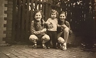 Margot (rechts), ihre jüngere Schwester Lore und Rahel Stern (Mitte) wohnen 1939 im selben Haus in Bielefeld, Laerstraße 9. - Privat Margot (rechts), ihre jüngere Schwester Lore und Rahel Stern (Mitte) wohnen 1939 im selben Haus in Bielefeld, Laerstraße 9. - Privat