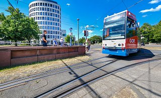 Auf dem Adenauerplatz müssen Weichen ersetzt werden. Er ist in der zweiten Ferienhälfte erneut für drei Wochen Baustelle. - Andreas Zobe Auf dem Adenauerplatz müssen Weichen ersetzt werden. Er ist in der zweiten Ferienhälfte erneut für drei Wochen Baustelle. - Andreas Zobe