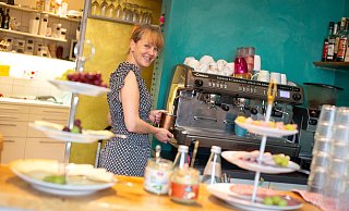 Sandra Koberstein hat sich mit ihrem Café einen Traum verwirklicht. Doch nun schließt sie nach sieben Jahren. - Niklas Tüns Sandra Koberstein hat sich mit ihrem Café einen Traum verwirklicht. Doch nun schließt sie nach sieben Jahren. - Niklas Tüns