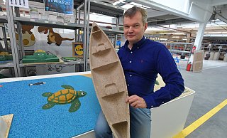 Melos-Geschäftsführer Jörg Siekmann präsentiert das 1,20 Meter lange Melos-Boot aus dem 3D-Drucker. - Jens Dünhölter Melos-Geschäftsführer Jörg Siekmann präsentiert das 1,20 Meter lange Melos-Boot aus dem 3D-Drucker. - Jens Dünhölter