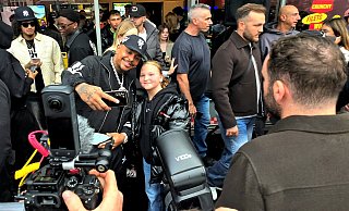 Die erste, die ein Foto mit Luciano bekommt, ist Mia. Sie ist überglücklich, seit 7.30 Uhr wartete sie darauf. - Kurt Ehmke Die erste, die ein Foto mit Luciano bekommt, ist Mia. Sie ist überglücklich, seit 7.30 Uhr wartete sie darauf. - Kurt Ehmke