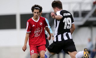 Zehner: Lukas Acar brachte die Verler B-Junioren beim gerechten 1:1 gegen Emsdetten mit 1:0 in Führung. - Henrik Martinschledde Zehner: Lukas Acar brachte die Verler B-Junioren beim gerechten 1:1 gegen Emsdetten mit 1:0 in Führung. - Henrik Martinschledde