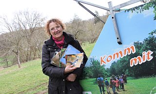 Natur-Pädagogin Annette Cabron lädt interessierte Schulklassen auf die hiesigen Streuobstwiesen ein. Dabei können die Kinder unter anderem die verschiedenen Vogel-Sprachen lernen. - Madita Schellenberg Natur-Pädagogin Annette Cabron lädt interessierte Schulklassen auf die hiesigen Streuobstwiesen ein. Dabei können die Kinder unter anderem die verschiedenen Vogel-Sprachen lernen. - Madita Schellenberg