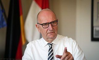 «Wer die Sensibilität für die Menschen verliert, (...) der darf sich nicht wundern, wenn sich die Leute von den etablierten Parteien abwenden»: Brandenburgs Ministerpräsident Dietmar Woidke. - Soeren Stache/dpa «Wer die Sensibilität für die Menschen verliert, (...) der darf sich nicht wundern, wenn sich die Leute von den etablierten Parteien abwenden»: Brandenburgs Ministerpräsident Dietmar Woidke. - Soeren Stache/dpa