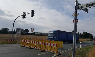 Mittwochmorgen: Die B 61 wird zwischen Herford und Löhne gesperrt. Hier ist die Sperrung an der Hägerstraße in Löhne zu sehen. Die Lastkraftwagen kommen aus Richtung Herford. Foto: David Knapp - David Knapp Mittwochmorgen: Die B 61 wird zwischen Herford und Löhne gesperrt. Hier ist die Sperrung an der Hägerstraße in Löhne zu sehen. Die Lastkraftwagen kommen aus Richtung Herford. Foto: David Knapp - David Knapp