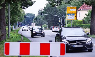 Die B 61 ist die wichtigste Verkehrsader zwischen den Städten Gütersloh und Rheda-Wiedenbrück. Ab August rollt zwischen den Einmündungen zur Hans-Böckler-Straße und Gütersloher Straße kein Fahrzeug mehr. - Patrick Menzel Die B 61 ist die wichtigste Verkehrsader zwischen den Städten Gütersloh und Rheda-Wiedenbrück. Ab August rollt zwischen den Einmündungen zur Hans-Böckler-Straße und Gütersloher Straße kein Fahrzeug mehr. - Patrick Menzel