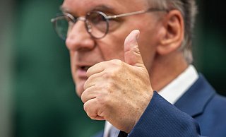 Angebote «in alle Richtungen machen, die sich für uns demokratisch anbieten»: Reiner Haseloff. - Foto: Michael Kappeler/dpa Angebote «in alle Richtungen machen, die sich für uns demokratisch anbieten»: Reiner Haseloff. - Foto: Michael Kappeler/dpa