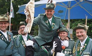 Reiner Bannat aus der West-Kompanie holte mit dem 30. Schuss den hölzernen Adler von der Stange und ist König von Bad Lippspringe. - Bürgerschützenverein Bad Lippspringe Reiner Bannat aus der West-Kompanie holte mit dem 30. Schuss den hölzernen Adler von der Stange und ist König von Bad Lippspringe. - Bürgerschützenverein Bad Lippspringe