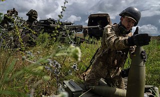 Eine von den USA gelieferte Haubitze im Einsatz in der Ukraine. Die USA sind der wichtigste Waffenlieferant des von Russland angegriffenen Landes. (Archivbild) - Evgeniy Maloletka/AP/dpa Eine von den USA gelieferte Haubitze im Einsatz in der Ukraine. Die USA sind der wichtigste Waffenlieferant des von Russland angegriffenen Landes. (Archivbild) - Evgeniy Maloletka/AP/dpa