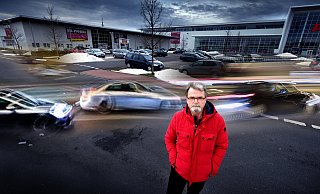 Peter-Wilhelm Aßbeck ist einer der Anwohner, die sich über nächtliche Treffen von Auto-Tunern bei Porta ärgern. - Andreas Frücht Peter-Wilhelm Aßbeck ist einer der Anwohner, die sich über nächtliche Treffen von Auto-Tunern bei Porta ärgern. - Andreas Frücht