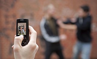 Zwei Jungen prügeln sich auf dem Schulhof. Körperverletzungen sind meist der zweite Schritt nach Schwarzfahren, Diebstahl und Vandalismus. - Symbolfoto: picture alliance Zwei Jungen prügeln sich auf dem Schulhof. Körperverletzungen sind meist der zweite Schritt nach Schwarzfahren, Diebstahl und Vandalismus. - Symbolfoto: picture alliance