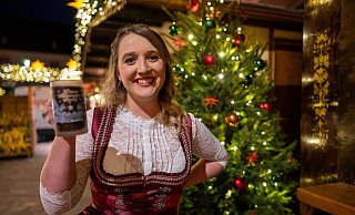 Die neue deutsche Glühweinkönigin Louisa Kress ist immer freitags, samstags und sonntags zwischen den Buden unterwegs. - Harald Tittel/dpa Die neue deutsche Glühweinkönigin Louisa Kress ist immer freitags, samstags und sonntags zwischen den Buden unterwegs. - Harald Tittel/dpa