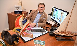 Am Schreibtisch von Simon Oekenpöhler geht es zu 85 Prozent um Immobilien. Die restlichen 15 Prozent gehören der Organisation des Kinderkarnevals. Dafür hat es kürzlich den Heimatpreis gegeben. Der 45-Jährige erzählt außerdem über Maritimes und seinen Hund "Schröder". - Karin Prignitz Am Schreibtisch von Simon Oekenpöhler geht es zu 85 Prozent um Immobilien. Die restlichen 15 Prozent gehören der Organisation des Kinderkarnevals. Dafür hat es kürzlich den Heimatpreis gegeben. Der 45-Jährige erzählt außerdem über Maritimes und seinen Hund "Schröder". - Karin Prignitz