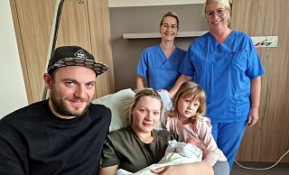 Christian Werny (32), Jessica Werny (23), Emma Estelle, Emilia (4) und die beiden Hebammen Linda Burgmaier und Nina Dehlau. - Katharina Eisele Christian Werny (32), Jessica Werny (23), Emma Estelle, Emilia (4) und die beiden Hebammen Linda Burgmaier und Nina Dehlau. - Katharina Eisele