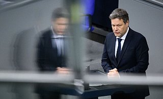 Bundeswirtschaftsminister Robert Habeck (Bündnis 90/Die Grünen) gibt bei der Plenarsitzung im Deutschen Bundestag eine Regierungserklärung zum Jahreswirtschaftsbericht. - Bernd von Jutrczenka/dpa Bundeswirtschaftsminister Robert Habeck (Bündnis 90/Die Grünen) gibt bei der Plenarsitzung im Deutschen Bundestag eine Regierungserklärung zum Jahreswirtschaftsbericht. - Bernd von Jutrczenka/dpa
