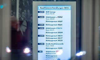 Keine Gruppenfotos, keine Pressekonferenzen - bislang halten sich die Verhandler an ihre eigenen Vorgaben zum Ablauf der Koalitionsverhandlungen (Archivfoto) - Michael Kappeler/dpa Keine Gruppenfotos, keine Pressekonferenzen - bislang halten sich die Verhandler an ihre eigenen Vorgaben zum Ablauf der Koalitionsverhandlungen (Archivfoto) - Michael Kappeler/dpa