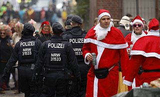 Auf Weihnachtsmärkten soll künftig die 2G-Regel gelten - und Ministerpräsident Wüst will das stärker kontrollieren lassen. - picture alliance / Geisler-Fotopress Auf Weihnachtsmärkten soll künftig die 2G-Regel gelten - und Ministerpräsident Wüst will das stärker kontrollieren lassen. - picture alliance / Geisler-Fotopress