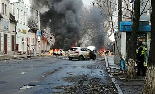 Autos brennen nach einem russischen Raketenangriff auf das Stadtzentrum von Cherson. - Kherson Region Administration/AP/dpa Autos brennen nach einem russischen Raketenangriff auf das Stadtzentrum von Cherson. - Kherson Region Administration/AP/dpa