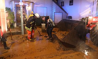 Hembsen: Keller auspumpen und Schlamm vor Hauseingängen beseitigen - die Feuerwehr, weitere Helfer und Anwohner packten mit an. - Simone Flörke Hembsen: Keller auspumpen und Schlamm vor Hauseingängen beseitigen - die Feuerwehr, weitere Helfer und Anwohner packten mit an. - Simone Flörke